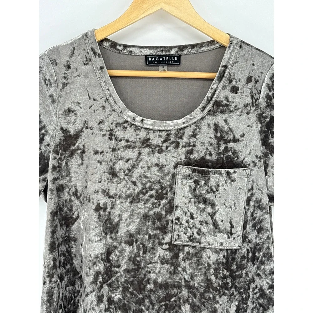 Bagatelle Collection Silver Gray Crushed Velvet Pocket Tee Top Size Small - Picture 3 of 7